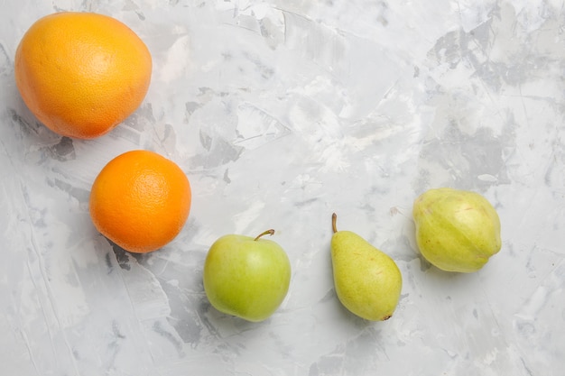 Draufsicht zeichnete frische Fruchtbirnen und Mandarinen auf weißem Hintergrund