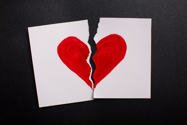 Draufsicht zerbrochenes Papier mit rotem Herzen