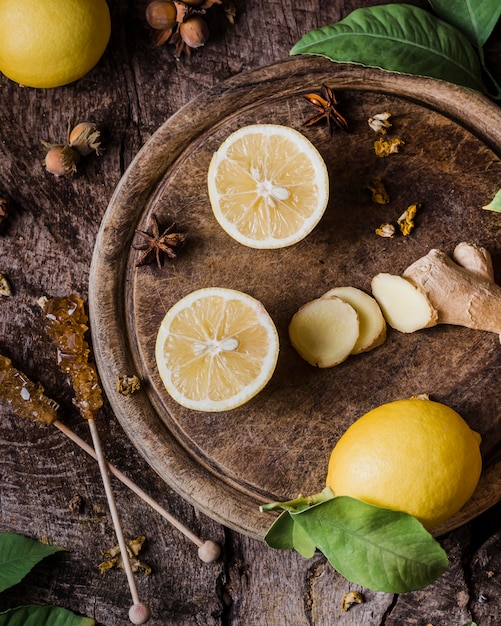 Draufsicht Zitronen- und Ingwerscheiben