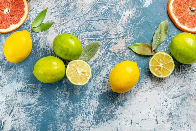 Draufsicht Zitrusfrüchte Zitronen Grapefruits Mandarinen auf blau weißer Oberfläche