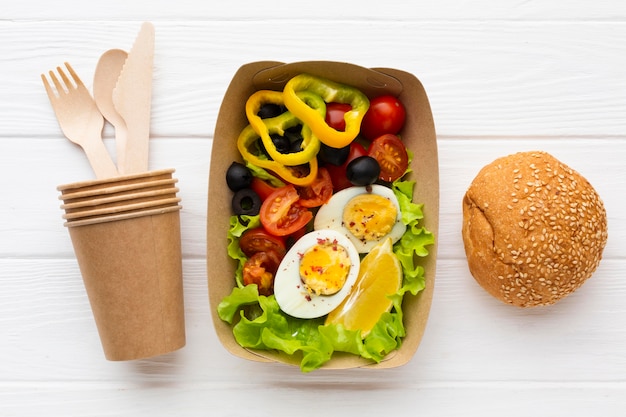 Kostenloses Foto draufsicht zusammensetzung der chargenmahlzeit mit brot