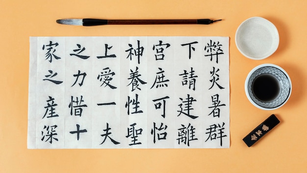 Kostenloses Foto draufsicht zusammensetzung der chinesischen symbole, die mit tinte geschrieben werden