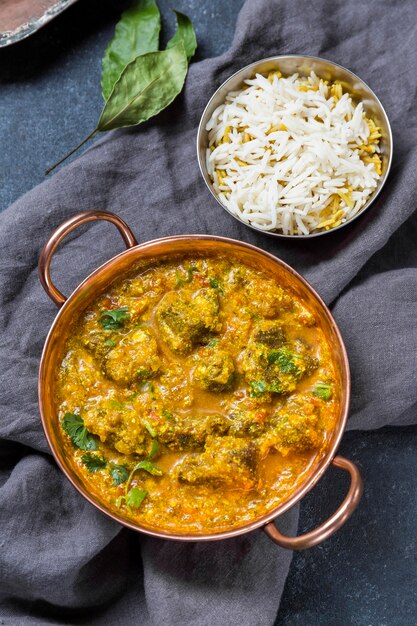 Draufsicht Zusammensetzung mit einem köstlichen pakistanischen Essen