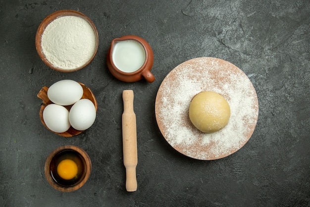 Draufsicht zutaten für teig milch eier eier mehl auf der grauzone Kostenlose Fotos