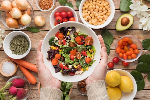 Draufsicht Zutaten und Gemüse in einem Salat