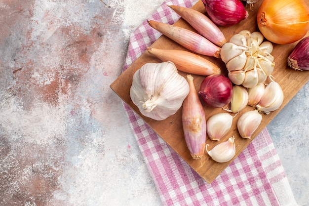 Draufsicht zwiebeln und knoblauch frische zutaten zum essen