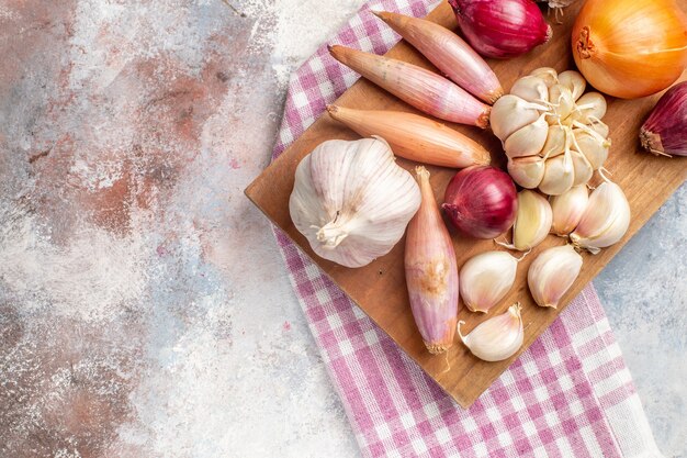 Draufsicht Zwiebeln und Knoblauch frische Zutaten zum Essen