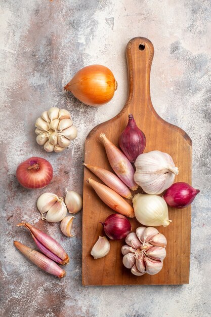 Draufsicht Zwiebeln und Knoblauch frische Zutaten