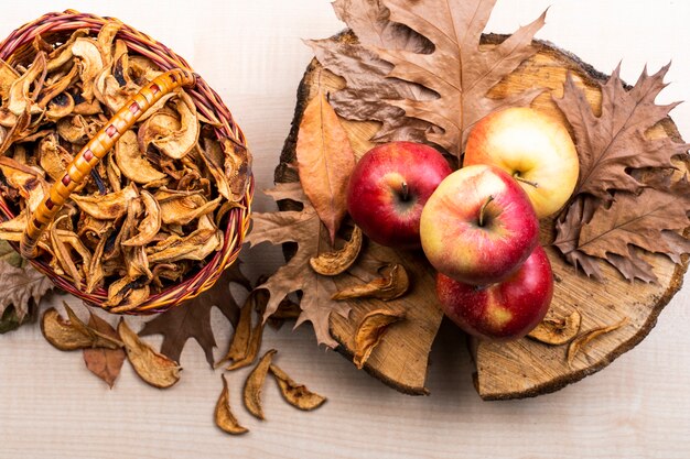 Draufsichtäpfel und Herbstlaubhintergrund