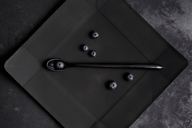 Draufsichtanordnung für schwarze Bohnen auf dunkler Platte