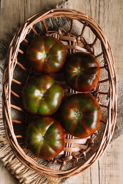 Draufsichtanordnung für Tomaten in einer Schüssel