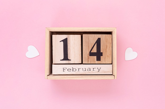 Draufsichtanordnung für Valentinstag mit rosa Hintergrund