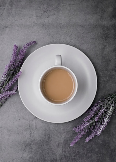 Draufsichtanordnung mit Kaffeetasse und Lavendel