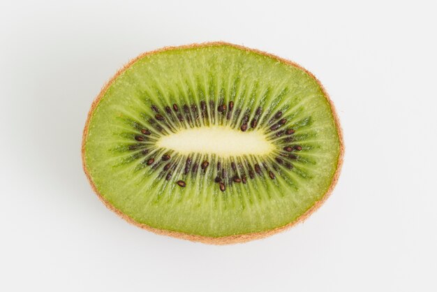 Draufsichtanordnung mit Kiwi auf weißem Hintergrund