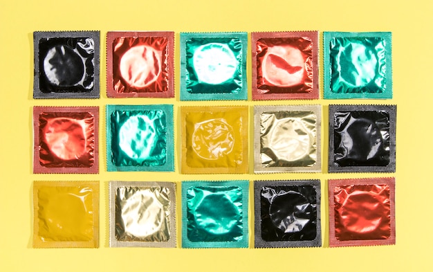 Kostenloses Foto draufsichtanordnung mit kondomen