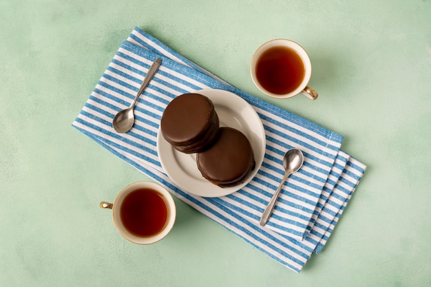 Kostenloses Foto draufsichtanordnung mit kuchen und teeschalen