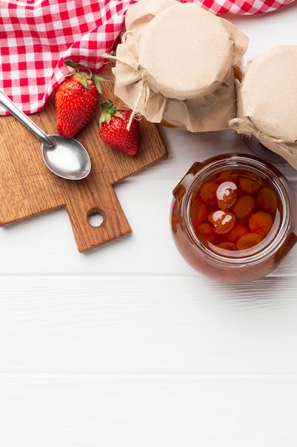 Kostenloses Foto draufsichtanordnung mit marmeladengläsern