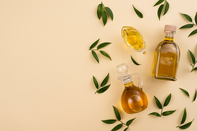 Draufsichtanordnung mit Olivenöl und Blättern