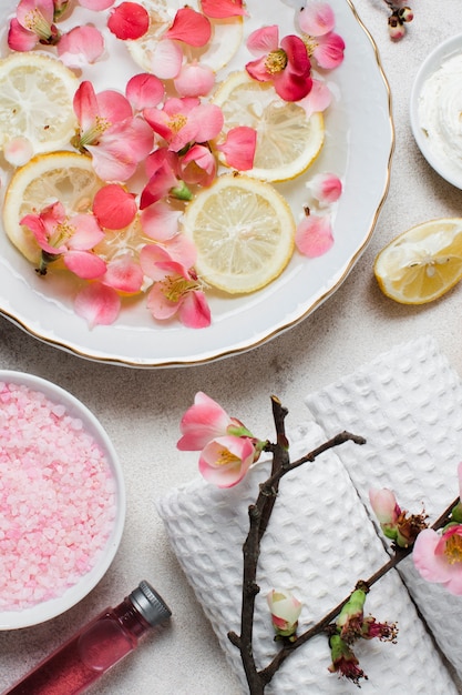 Draufsichtanordnung mit rosa Einzelteilen