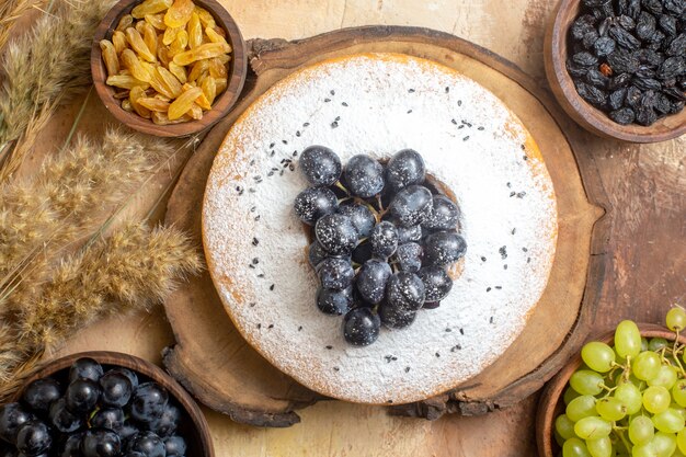 Draufsichtansicht Trauben ein Kuchen mit Traubenschalen von Rosinen Trauben Ährchen