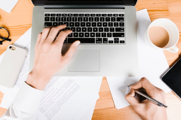 Kostenloses Foto draufsichtarbeitsplatz mit laptop und kaffee