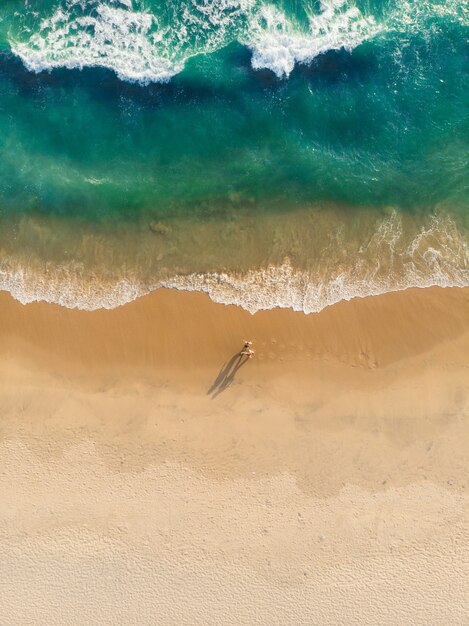 Draufsichtaufnahme der Leute, die auf Varkala Strand gehen