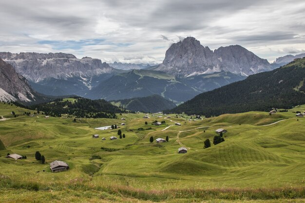 Draufsichtaufnahme eines grünen Tals im Naturpark Puez-Geisler in Miscì, Italien