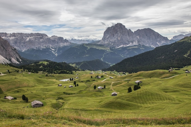 Draufsichtaufnahme eines grünen Tals im Naturpark Puez-Geisler in Miscì, Italien