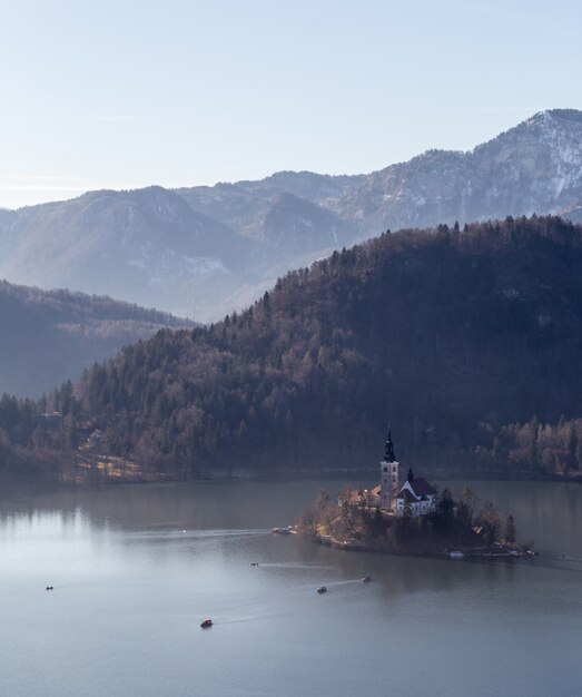 Draufsichtaufnahme eines Hügels Straza und einer kleinen Insel in der Mitte eines Sees Bled in Bled, Slowenien