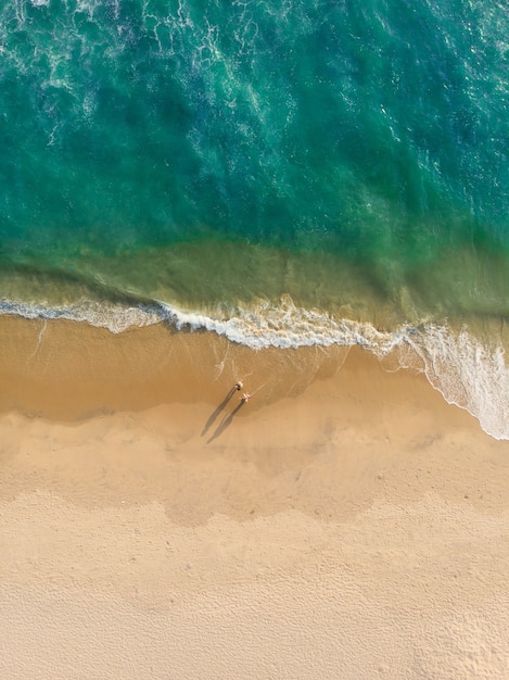 Kostenloses Foto draufsichtaufnahme von leuten, die auf varkala strand gehen