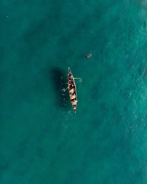 Draufsichtaufnahme von Leuten in einem Boot, das in Varkala Beach fischen?