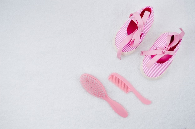 Draufsichtbabyschuhe mit weißem Hintergrund