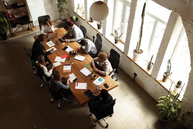 Draufsichtbild motivierter Mitarbeiter, die im Büro zusammenarbeiten Offizielles Meeting Geschäftskonzept