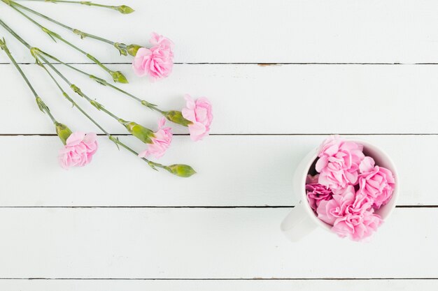 Draufsichtblumen auf hölzernem Hintergrund