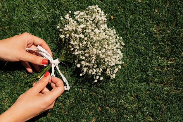 Draufsichtblumen mit den Händen