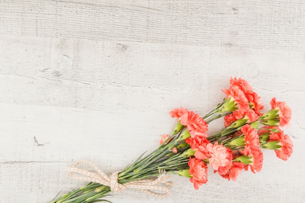 Draufsichtblumenblumenstrauß auf hölzernem Hintergrund