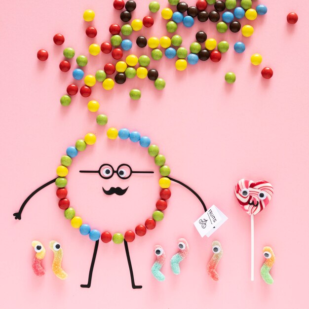 Draufsichtbonbons auf rosa Hintergrund