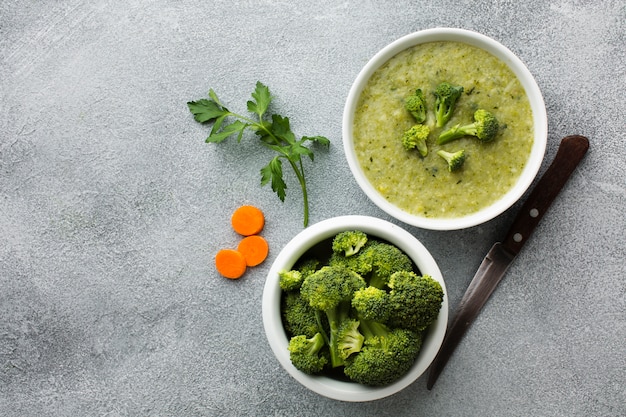 Draufsichtbrokkoli- und -karottencremesuppe mit Kopienraum