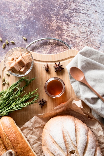 Kostenloses Foto draufsichtbrot mit honig und sternanis