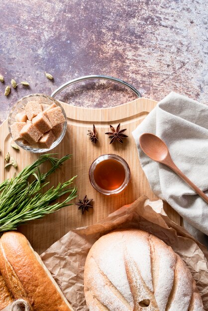 Draufsichtbrot mit Honig und Sternanis