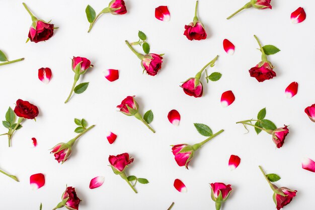 Draufsichtbündel rote Rosen auf dem Tisch