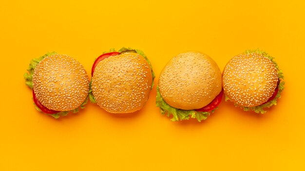 Draufsichtburger mit orange Hintergrund