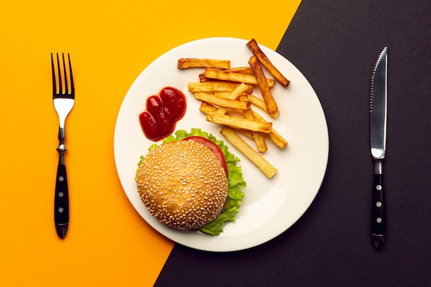 Draufsichtburger mit Pommes-Frites auf einer Platte