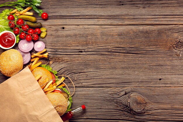 Draufsichtburger mit Pommes-Frites in einer Tasche