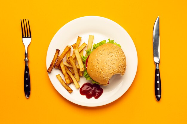 Draufsichtburger mit Pommes-Frites