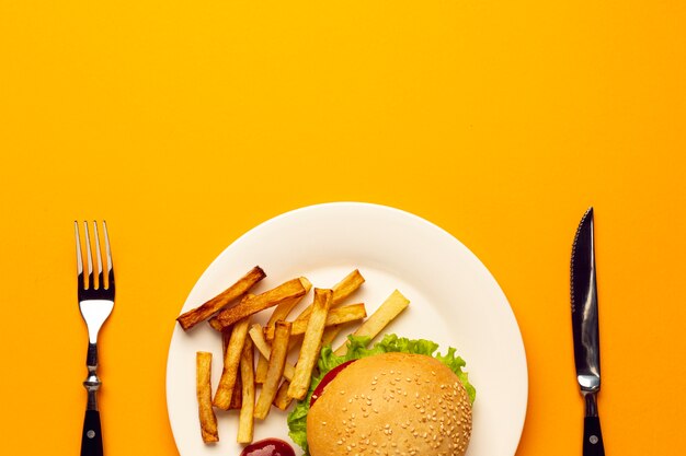 Draufsichtburger und Pommes-Frites auf einer Platte