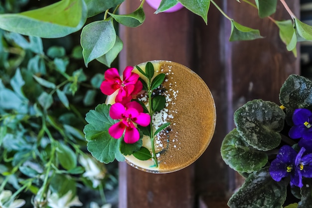 Kostenloses Foto draufsichtcocktail mit blumendekoren