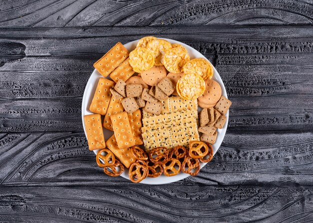 Draufsichtcracker auf weißer Platte auf grauem Stein horizontal