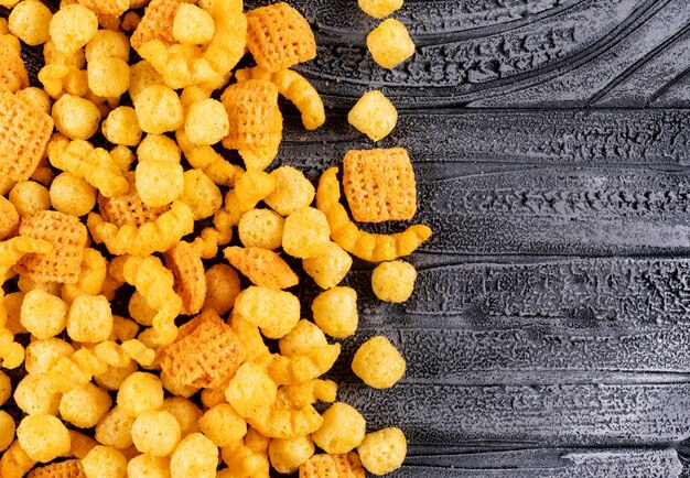 Draufsichtcracker mit Kopierraum rechts auf grauem Stein horizontal