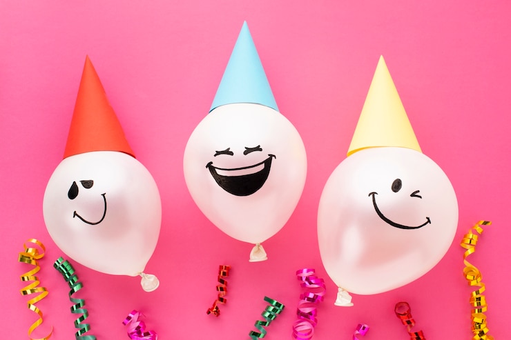 Kostenlose Foto draufsichtdekoration mit ballonen und partyhüten